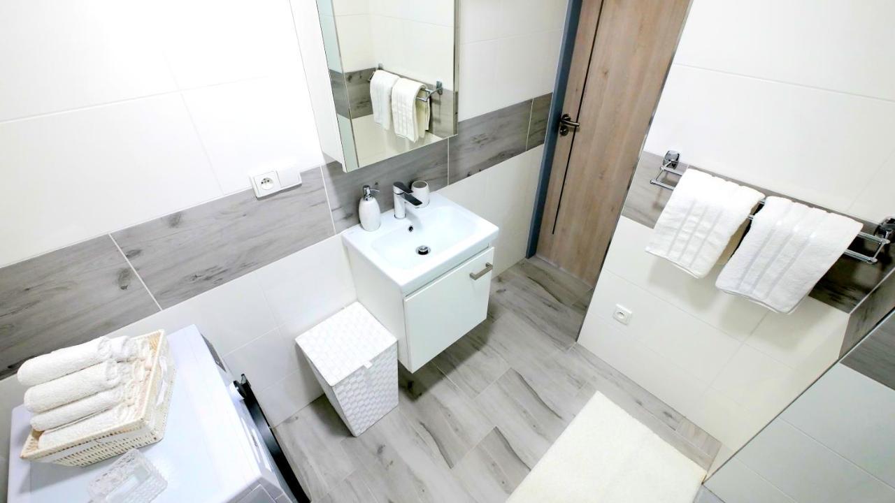 U Louckeho Klastera 2 Kk Apartment *